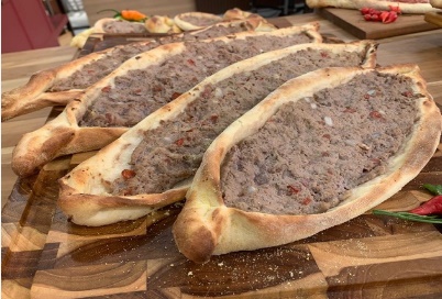 Esfiha turca de carne levemente apimentada